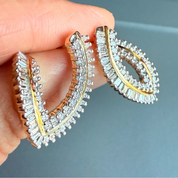 14k Gold Natural Diamond Swirl V Shape Stud Earrings Designer OTC W/ App… - Picture 3 of 8